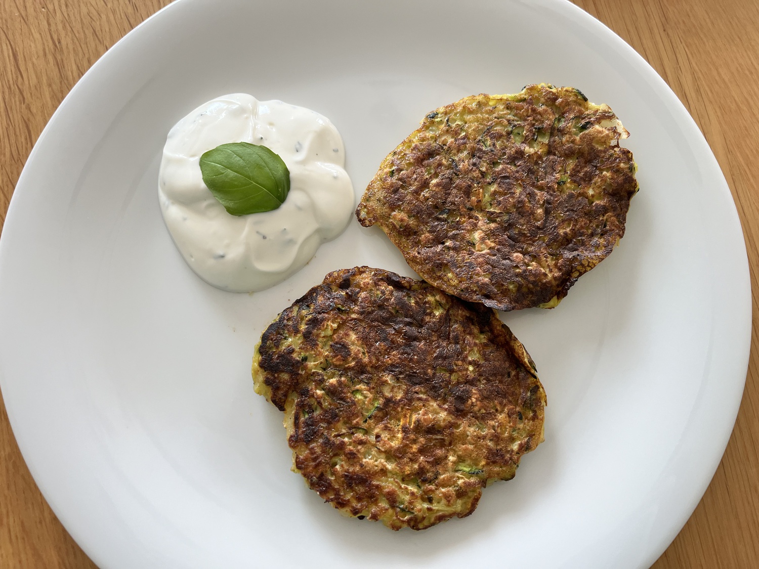 Zucchinipuffer mit Zitronen-Basilikum-Dip